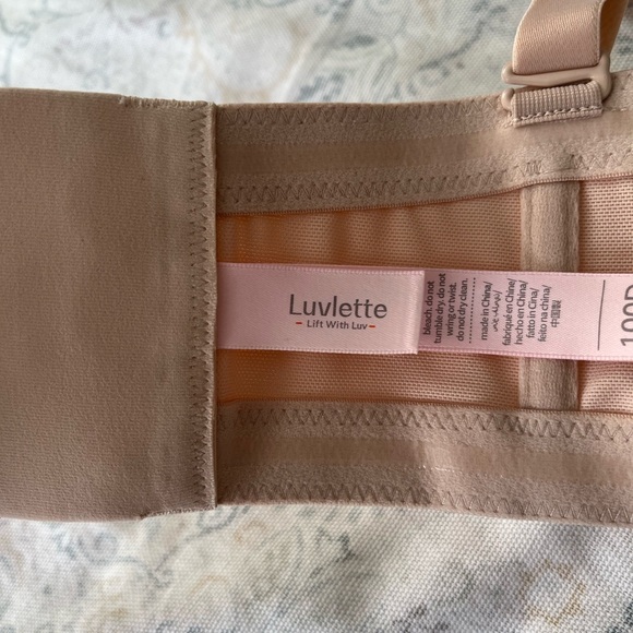 Cream underwire Bra with Molded Cups and Adjustable Straps - Picture 7 of 11